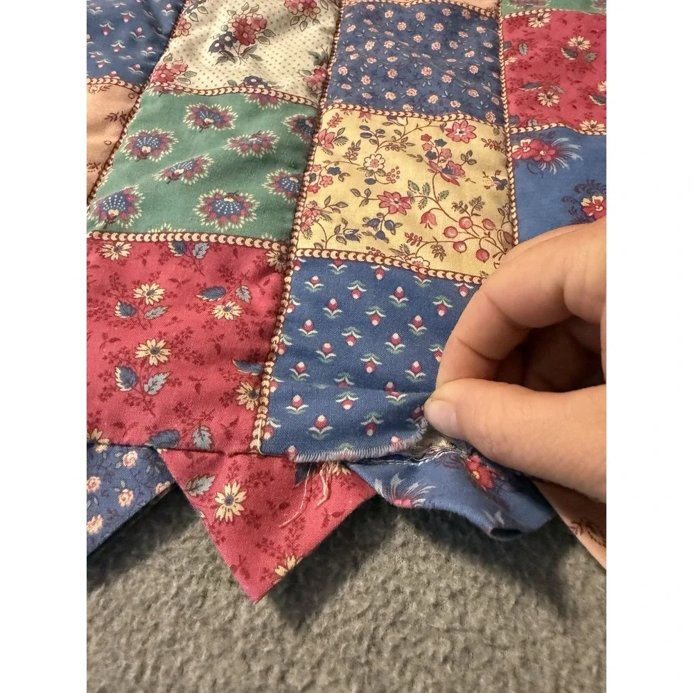 Handmade Patchwork Wall Lap Quilt Scalloped Prairie-Point Edge Cottage Granny